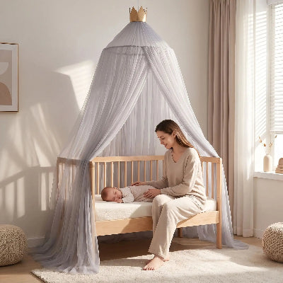 maman regarde bebe sous sa couverture berceau