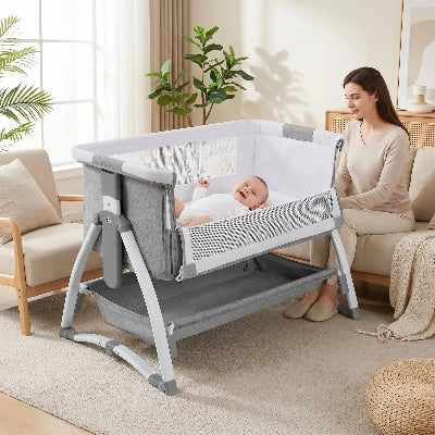 maman surveille bebe dans berceau