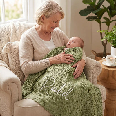Mami couvre bébé avec couverture tricotée personnalisée