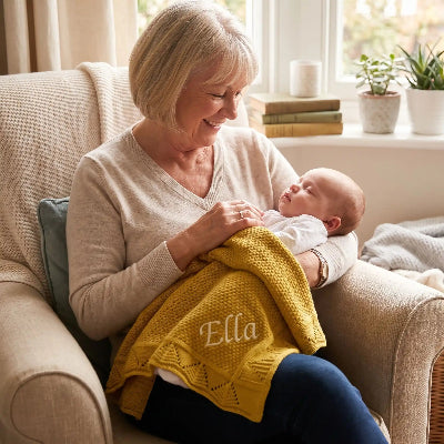 Mami sourit regardant bébé protége avec couverture personnalisée