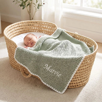 Marvie dort protegée avec couverture respirante pour bébé personnalisée