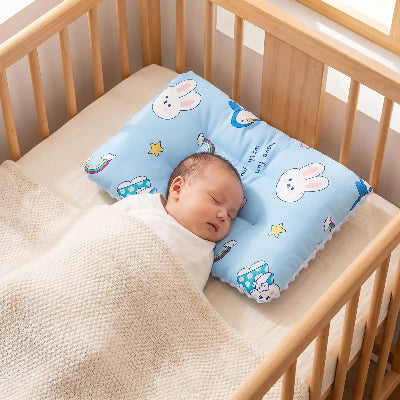 mignon bebe dort sur oreiller bebe