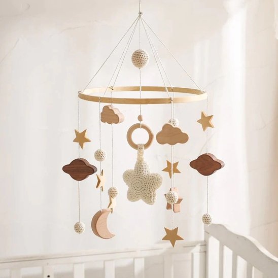 Mobile bébé acroché au berceau
