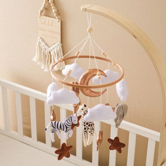 Mobile bebe au dessus du lit bebe