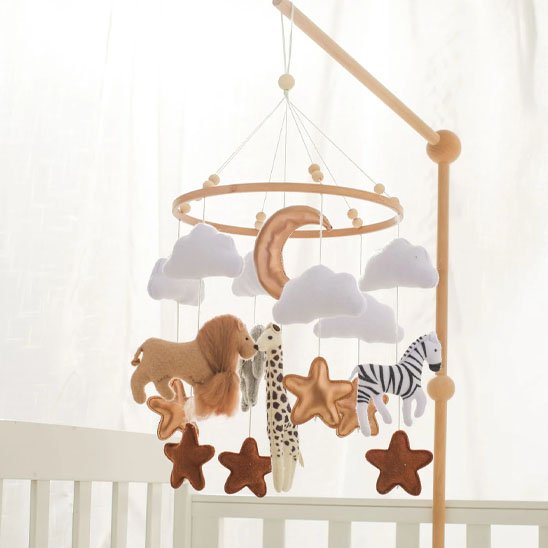 Mobile bebe dans berceau