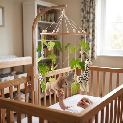 Mobile pour bébé placé sur berceau 