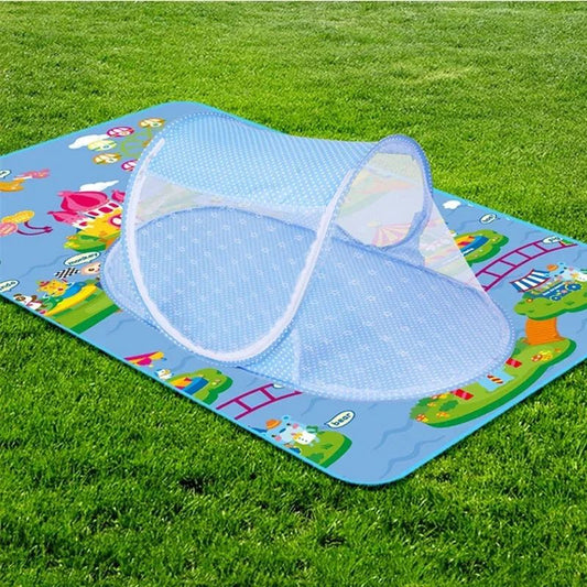moustiquaire bebe bleue sur gazon