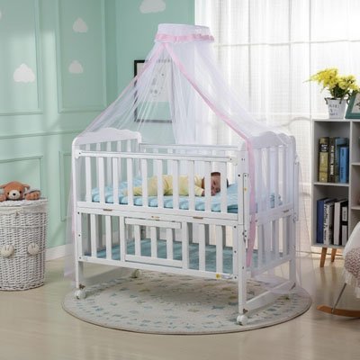 Moustiquaire lit bébé sur le lit