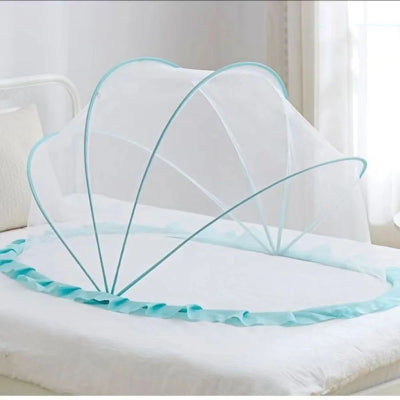 moustiquaire pliante pour bebe au dessus du lit