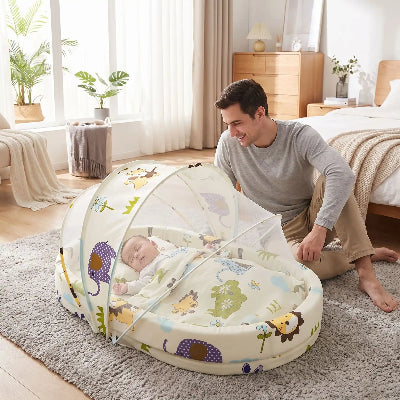 papa content de voir bebe sous lit toile bebe