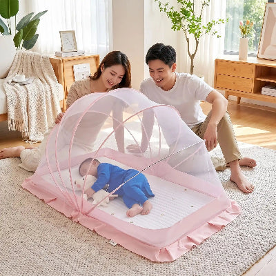 Papa maman regardent bébé dormant sous moustiquaire pliante