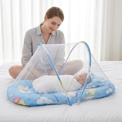 Papa regarde bébé dort dans lit moustiquaire bebe 