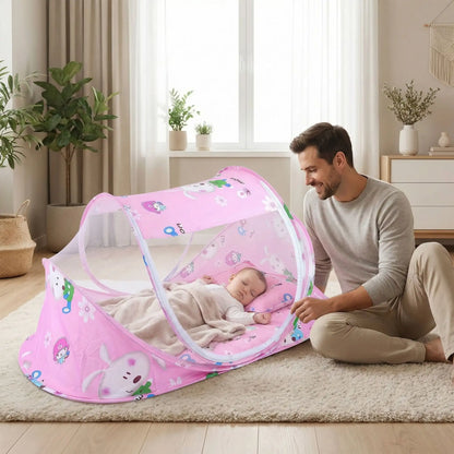 papa regarde bebe dort dans son lit moustiquaire bebe