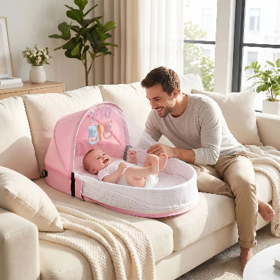 papa sourit a bebe dans berceau pliable