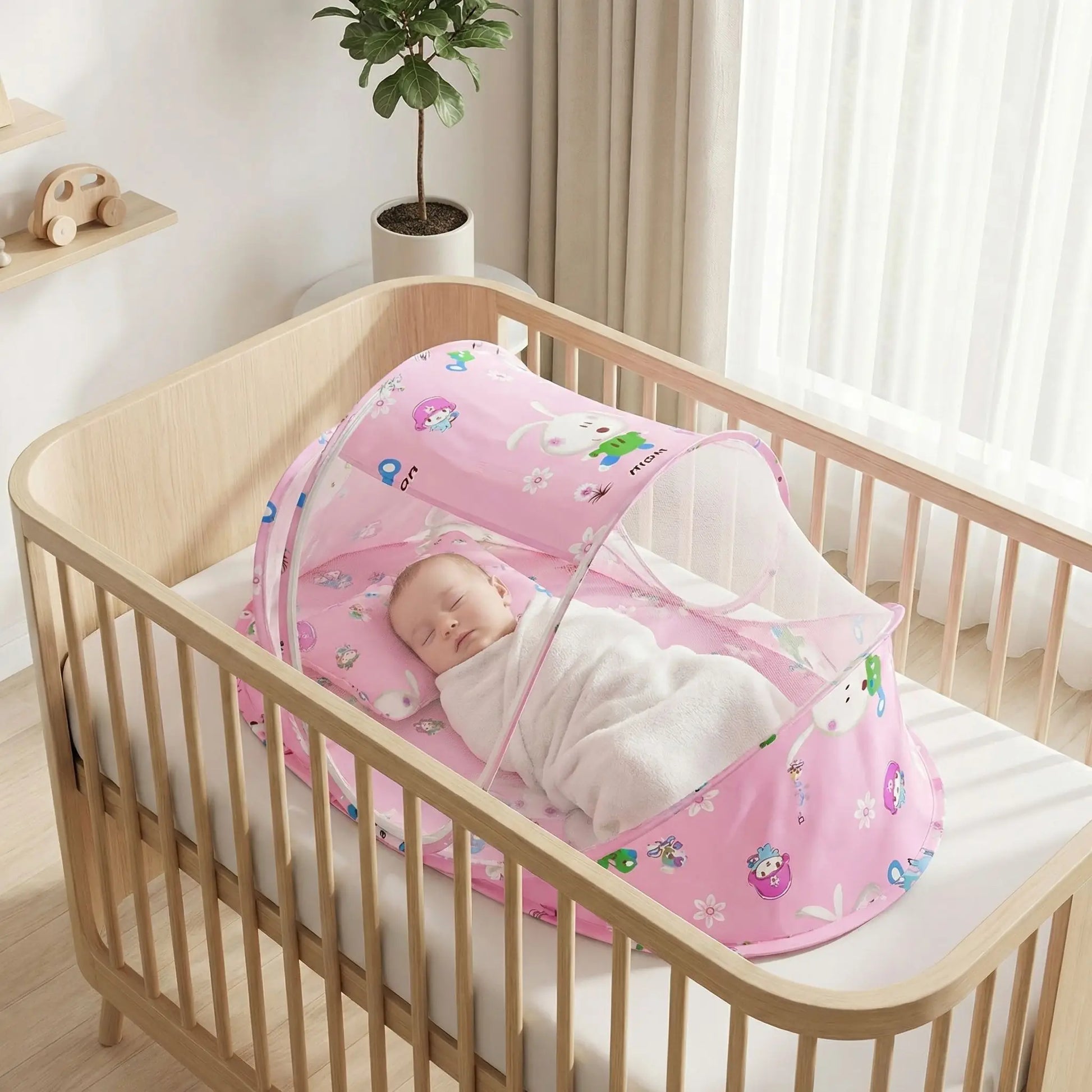 petit bebe dans son lit moustiquaire bebe