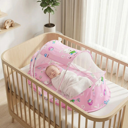 petit bebe dans son lit moustiquaire bebe