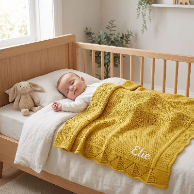 Petit garçon dort sous couverture personnalisée pour bébé
