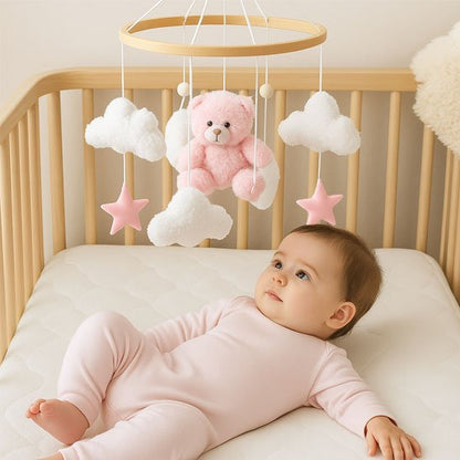 Petite fille couche regardant mobile bebe 
