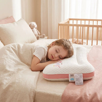 Petite fille dort sous son oreiller bébé