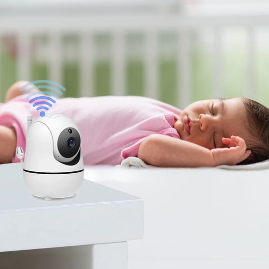 petite fille endormie sous surveillance de camera bebe