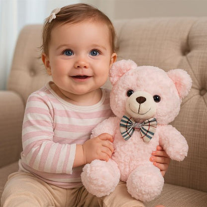 Petite fille garde Ours en peluche
