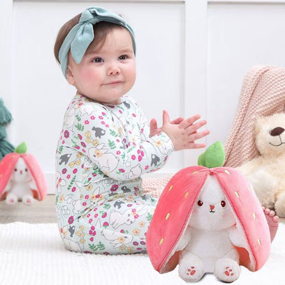 petite fille regarde peluche lapin