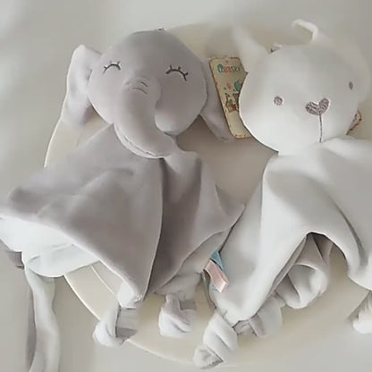 deux doudou bebe sur plateau e1e648d5 3f1f 41a3 bcfc 82065f168132