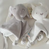 deux doudou bebe sur plateau e1e648d5 3f1f 41a3 bcfc 82065f168132