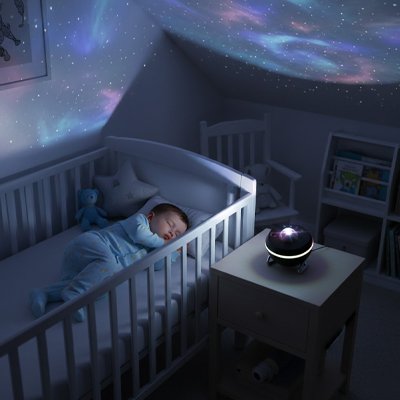 Projecteur enfant à côté du lit bébé