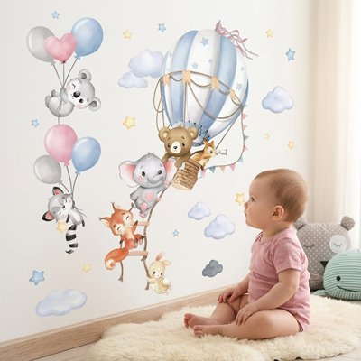 Stickers mural chambre sur le mur devant bébé