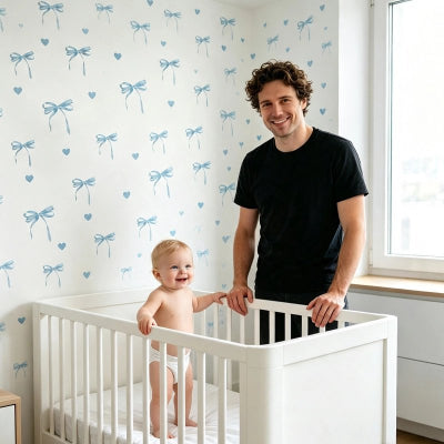 Stickers muraux sur le mur derrière papa et bébé