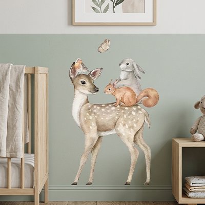 Stickers mureaux fixé sur mûr de la chambre bébé