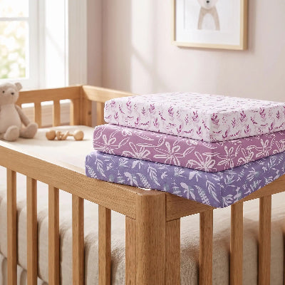 Trois drap housse petit nuage plier au bord lit