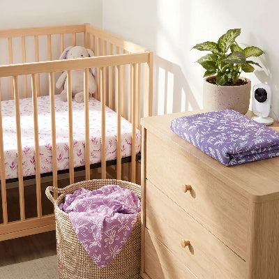 Un drap housse petit nuage sale dans panier