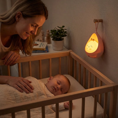 Veilleuse bébé accroché au mur