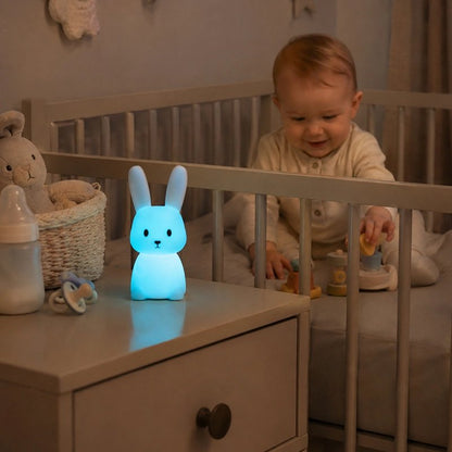 Veilleuse lapin sur la table de nuit
