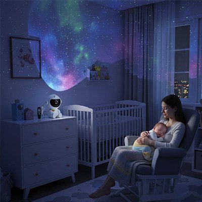 Veilleuse projection allumé et maman berçant bébé